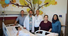 Muş’tan getirilen ve üzerinden iki kez pikap geçen çocuk Elazığ Fethi Sekin Şehir Hastanesinde yapılan başarılı ameliyatlarla yeniden yaşama tutundu