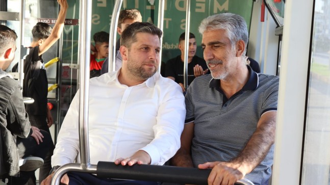 Milletvekili Elazığ’da Belediye Otobüsü ile seyahat ederek vatandaşlar ile sohbet etti