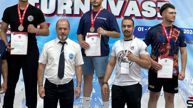 Türkiye Açık Kick Boks Şampiyonalarına katılan sporcu ve antrenörler önemli başarılar elde ettiler