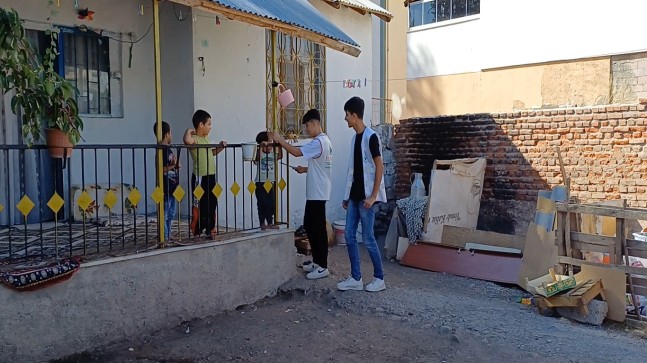 İHO EBRAR Karakoçan`da ikamet eden depremzede ailelere yardım etti
