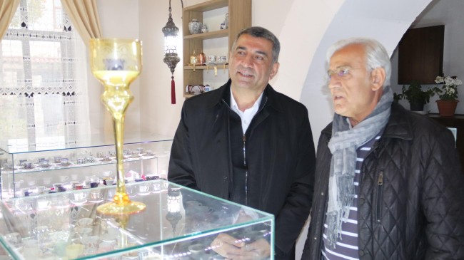 Milletvekili Erol Atatürk’ün 86 yıl önce Elazığ’da içtiği kahvenin fincanın da sergilendiği müzeyi ziyaret etti.