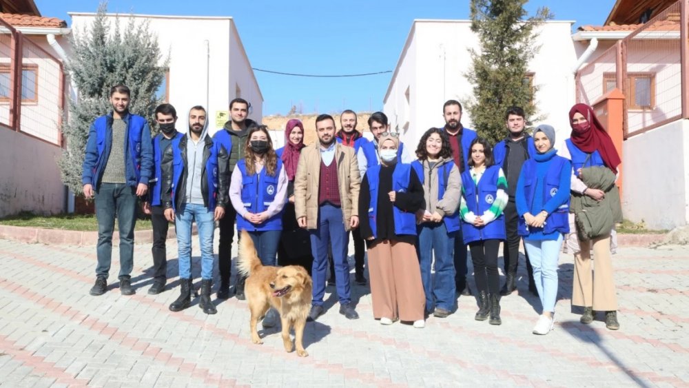 Geçici Hayvan Bakımevi Rehabilitasyon Merkezi’nin ilk ziyaretçileri Elazığ Belediyesi Gençlik Meclisi Üyeleri oldu.