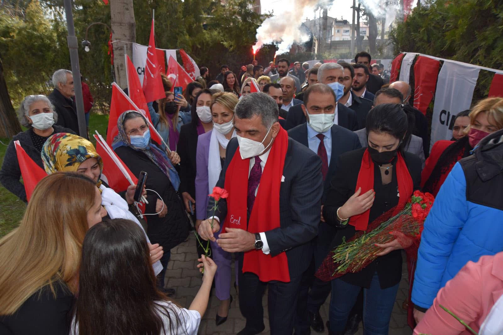 GÜRSEL EROL:  BİR SİYASETÇİ İÇİN BAŞARI, OY VERSİN VERMESİN HERKESİN GÖNLÜNE GİRMEKTİR
