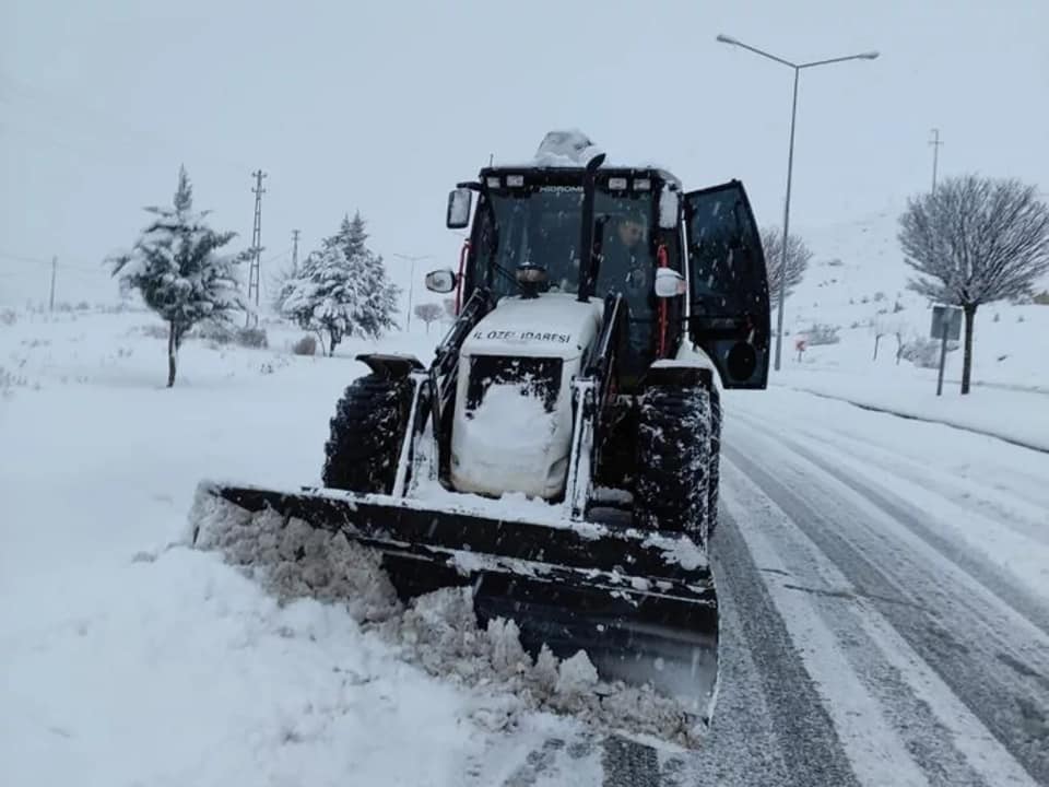 KAR YAĞIŞI NEDENİYLE 72 KÖY YOLU ULAŞIMA KAPANDI