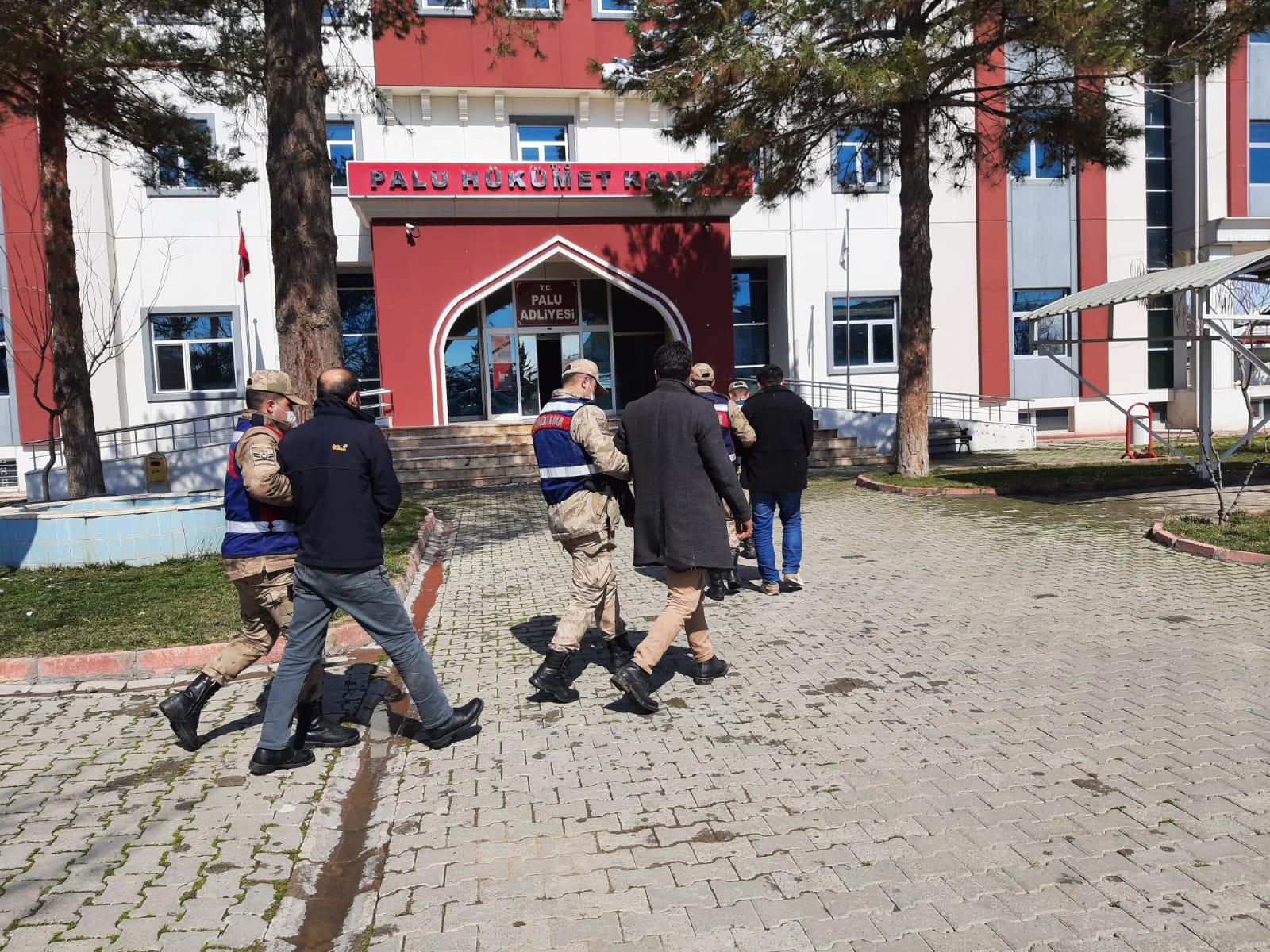 ÇİFTÇİLERİN ELEKTRİK PANOSUNU ÇALAN HIRSIZLAR YAKALANDI
