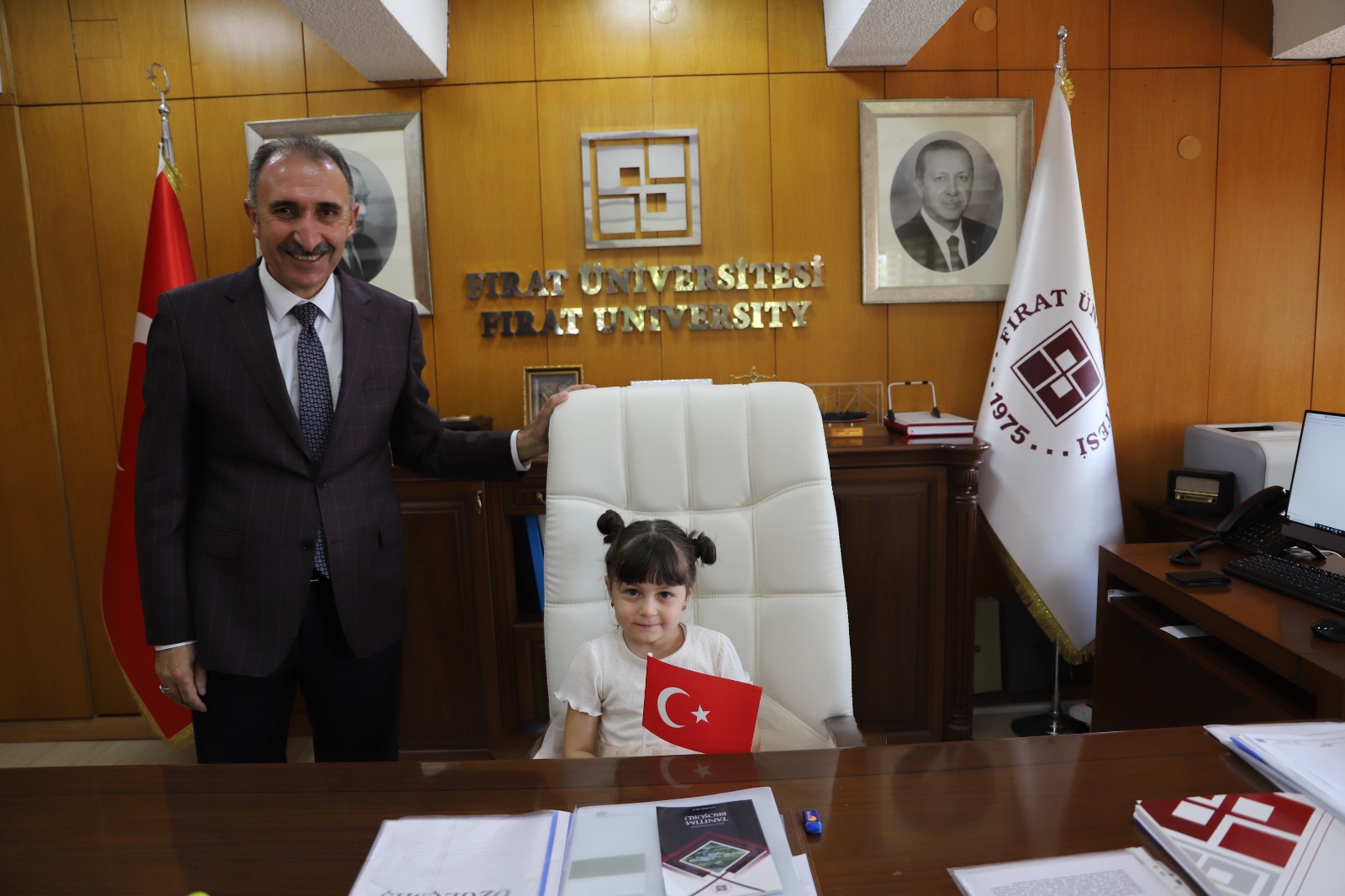 23 NİSAN DOLAYISIYLA REKTÖR PROF. DR. GÖKTAŞ KOLTUĞUNU ÇOCUKLARA DEVRETTİ