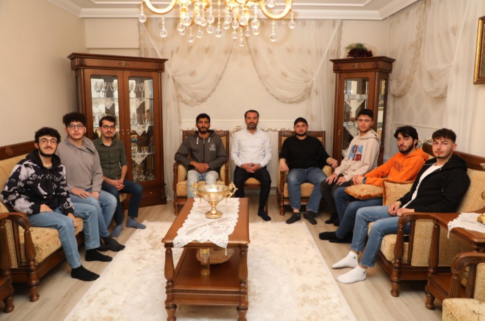BAŞKAN ŞERİFOĞULLARI ÜNİVERSİTE ÖĞRENCİLERİNİ AĞIRLADI