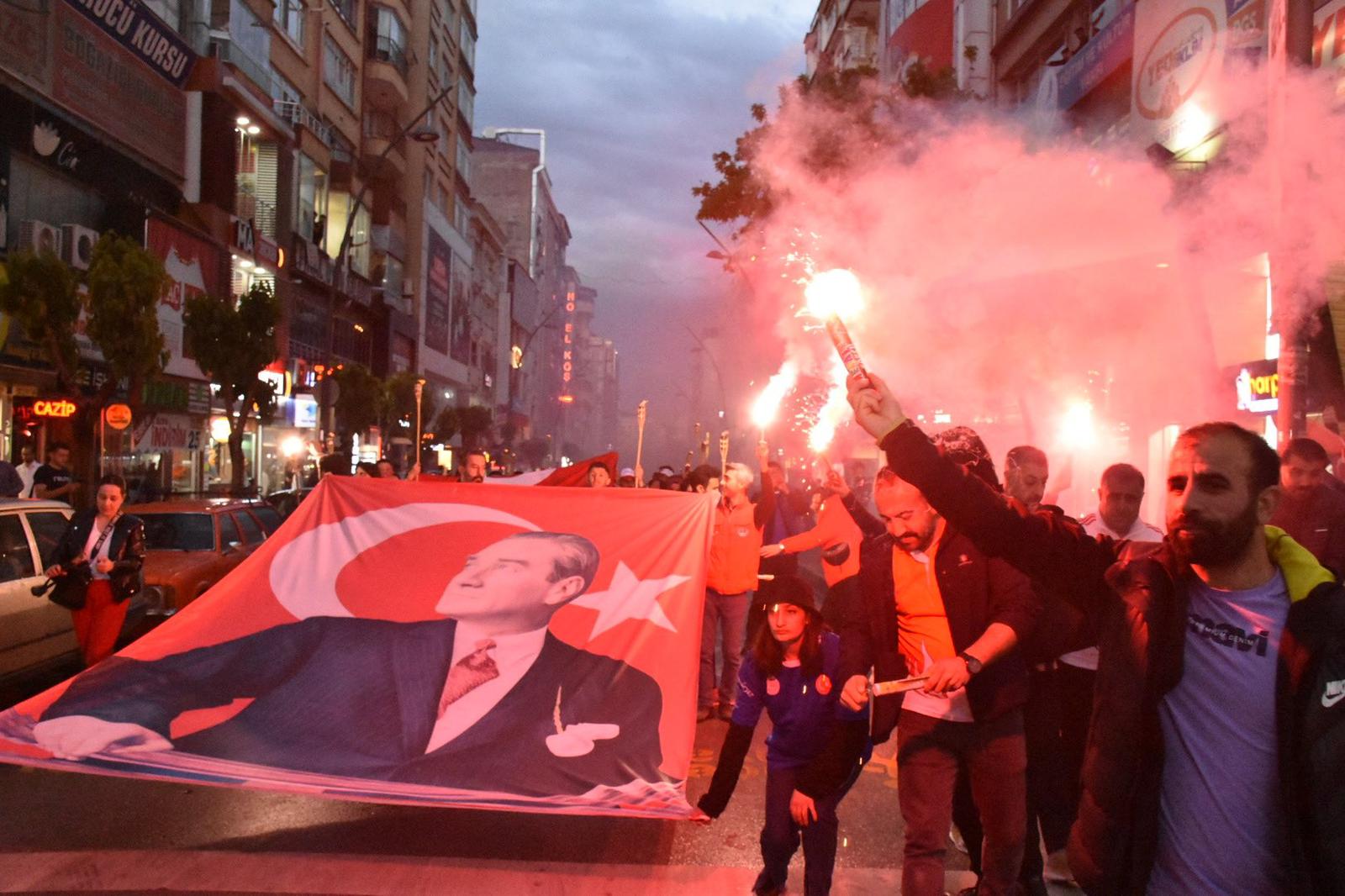 ELAZIĞ’DA 19 MAYIS ATATÜK’Ü ANMA GENÇLİK VE SPOR BAYRAMI FENER ALAYIYLA KUTLANDI
