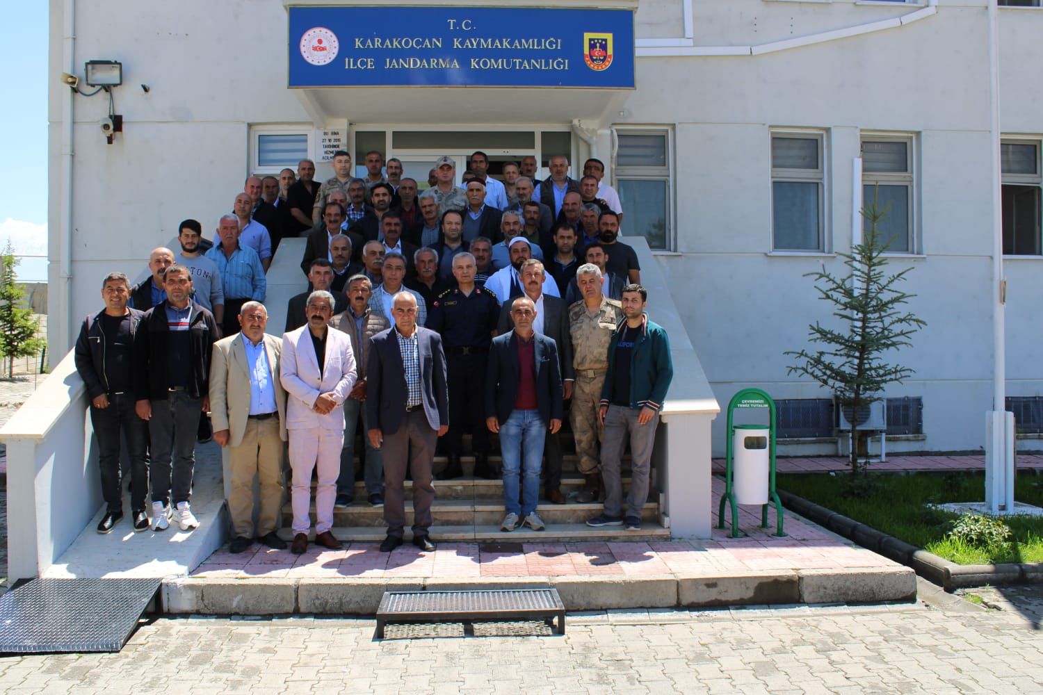 ELAZIĞ İL JANDARMA KOMUTANI ALBAY ALİ YILDIZ,KARAKOÇAN’DA MUHTARLARLA BİR ARAYA GELDİ