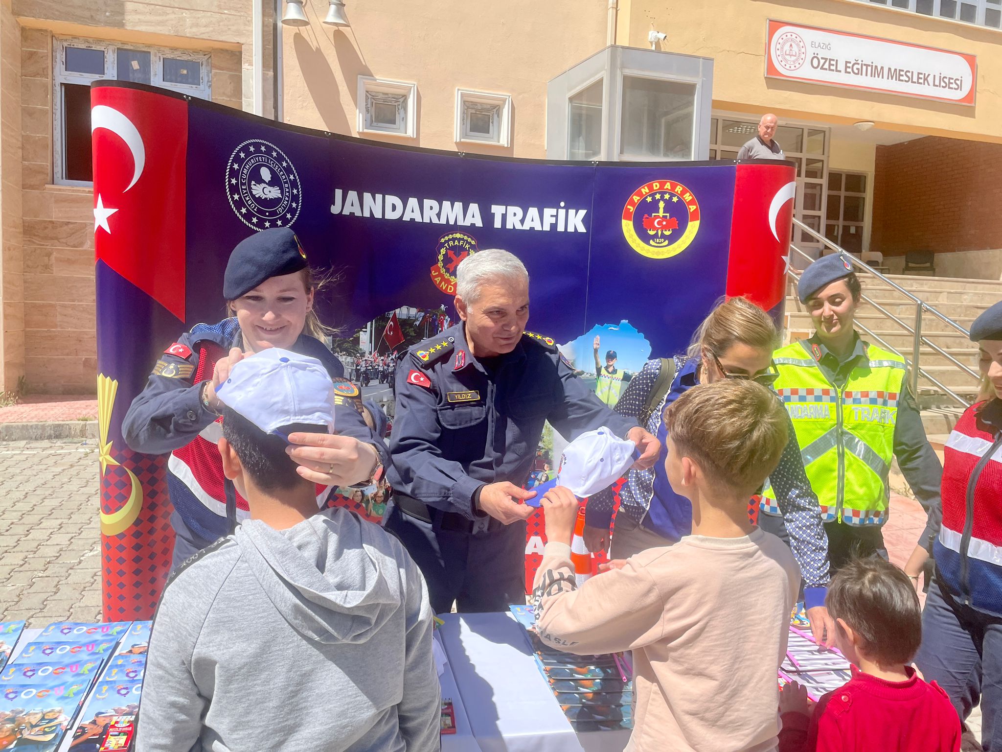 JANDARMADAN İŞİTME ENGELLİ ÖĞRENCİLERE  ÖZEL ETKİNLİK