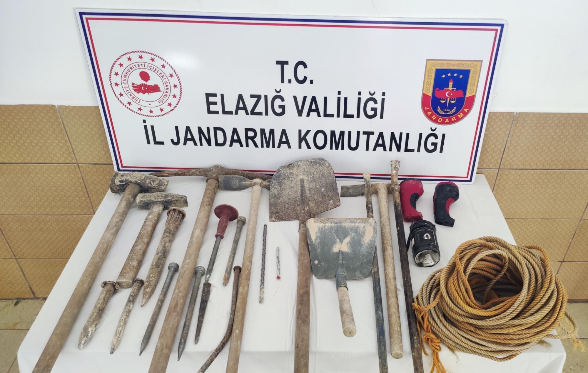 JANDARMA KAÇAK KAZI YAPMAK İSTEYENLERE GÖZ AÇTIRMADI