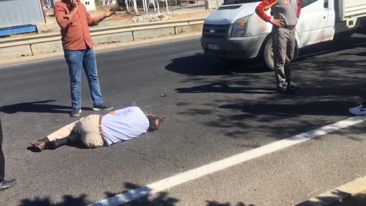 YİNE KAZA YİNE YARALI YİNE GECİKEN AMBULANS YİNE İSYAN EDEN VATANDAŞ!!!