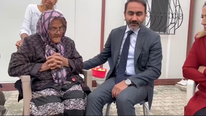 CHP İL BAŞKANI DURAN KONTEYNERDE YAŞAYAN NEBAHAT TEYZE’Yİ ZİYARET ETTİ