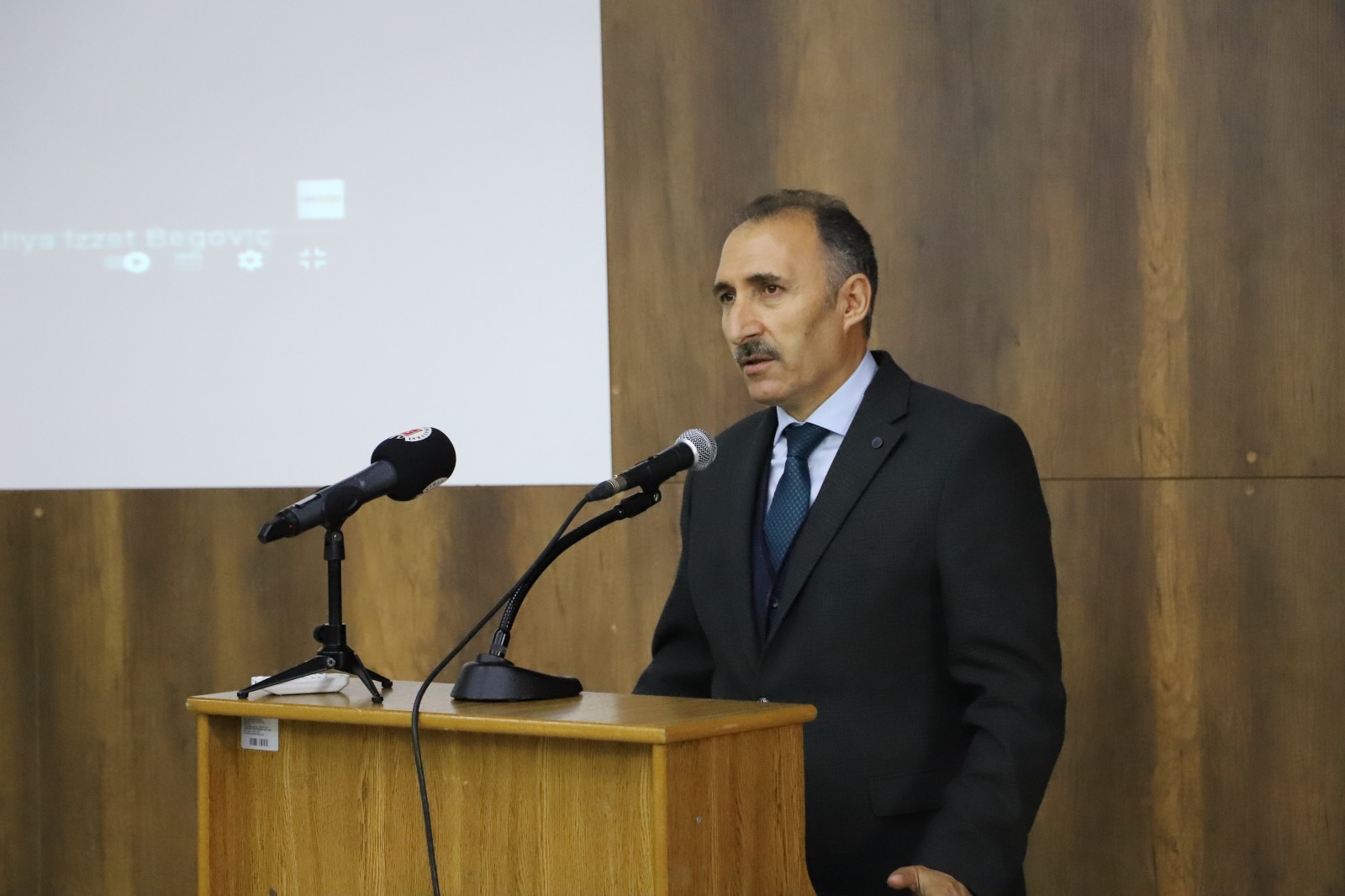 FIRAT ÜNİVERSİTESİ’NDE ALİYA İZZETBEGOVİÇ’İN BAĞIMSIZLIK  MÜCADELESİ ANLATILDI