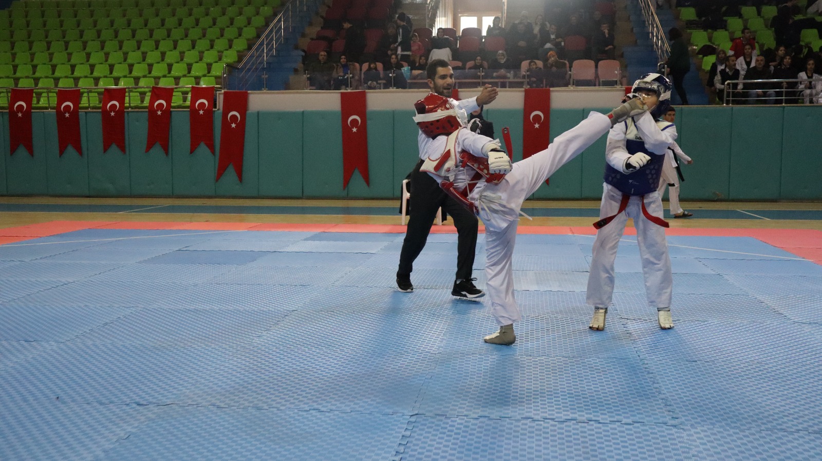 TAEKWONDO DA KASKLAR TAKILDI