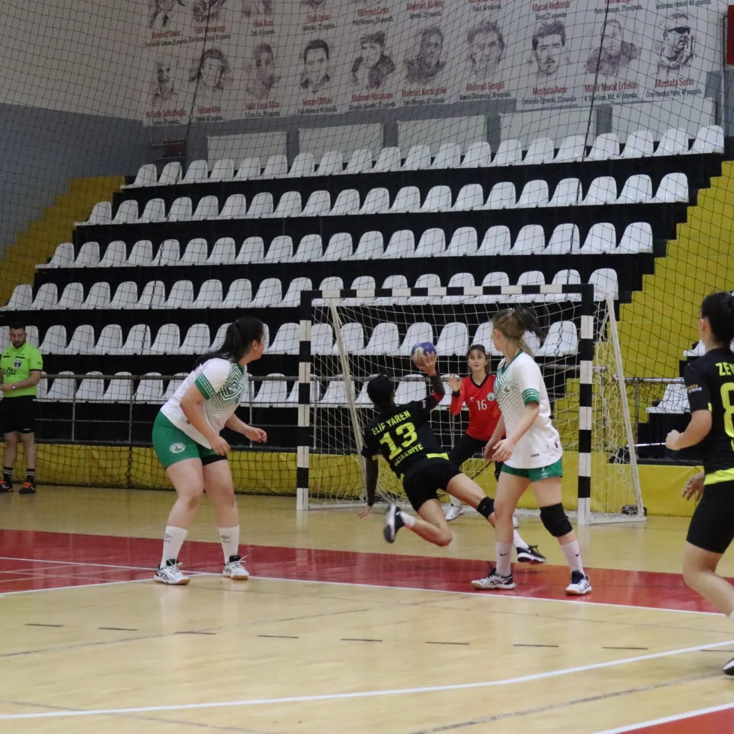 YARI FİNAL HENTBOL MÜSABAKALARI BAŞLADI