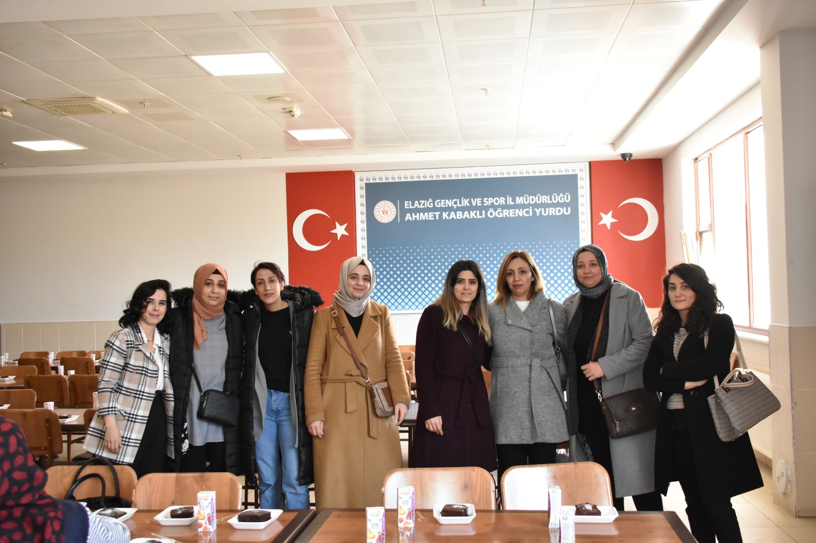 ELAZIĞ GENÇLİK  GSİM KADIN PERSONELLERİNDEN DEPREMZEDE ÇOCUKLARA PASTA SÜRPRİZİ