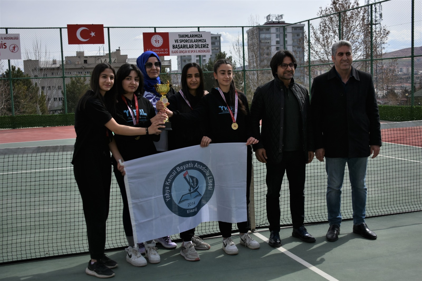 GENÇ RAKETLERDE ŞAMPİYONLAR BELLİ OLDU