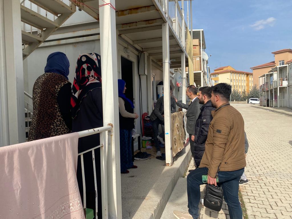 DEVA PARTİSİNDEN KONTEYNER KENTTE YAŞAYAN DEPREMZEDELERE ZİYARET