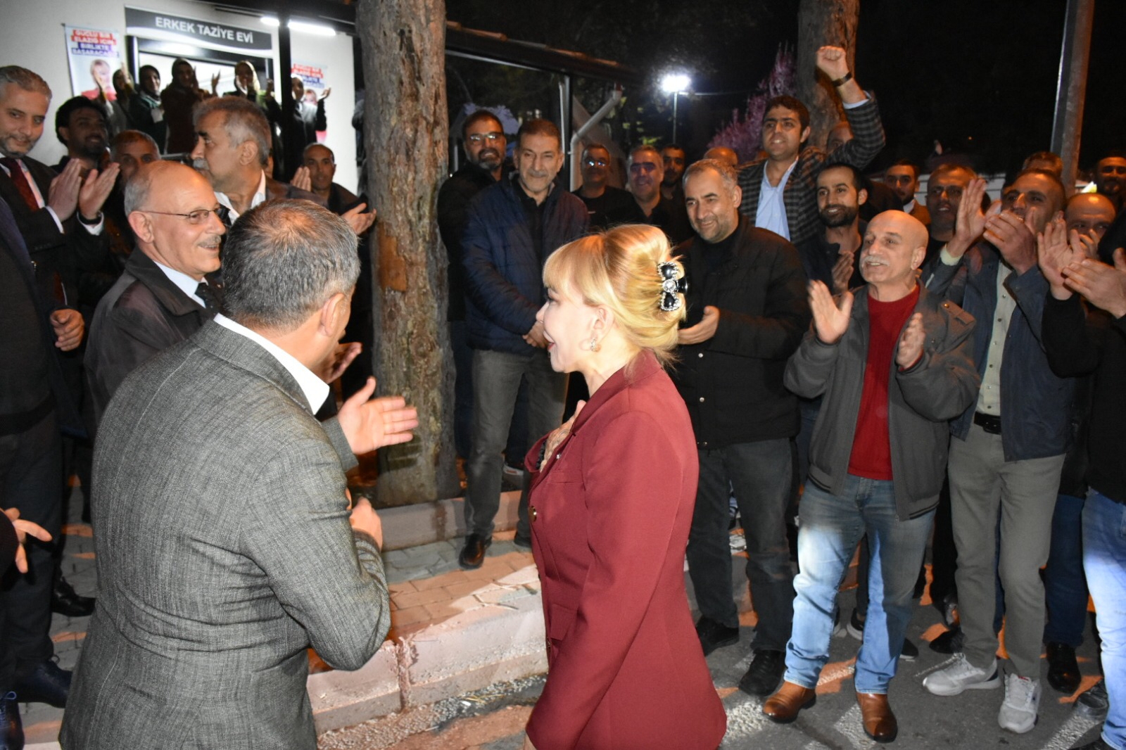 BAĞIMSIZ ADAY PROF. DR. AÇIK GİTTİĞİ HER YERDE COŞKUYLA KARŞILANIYOR