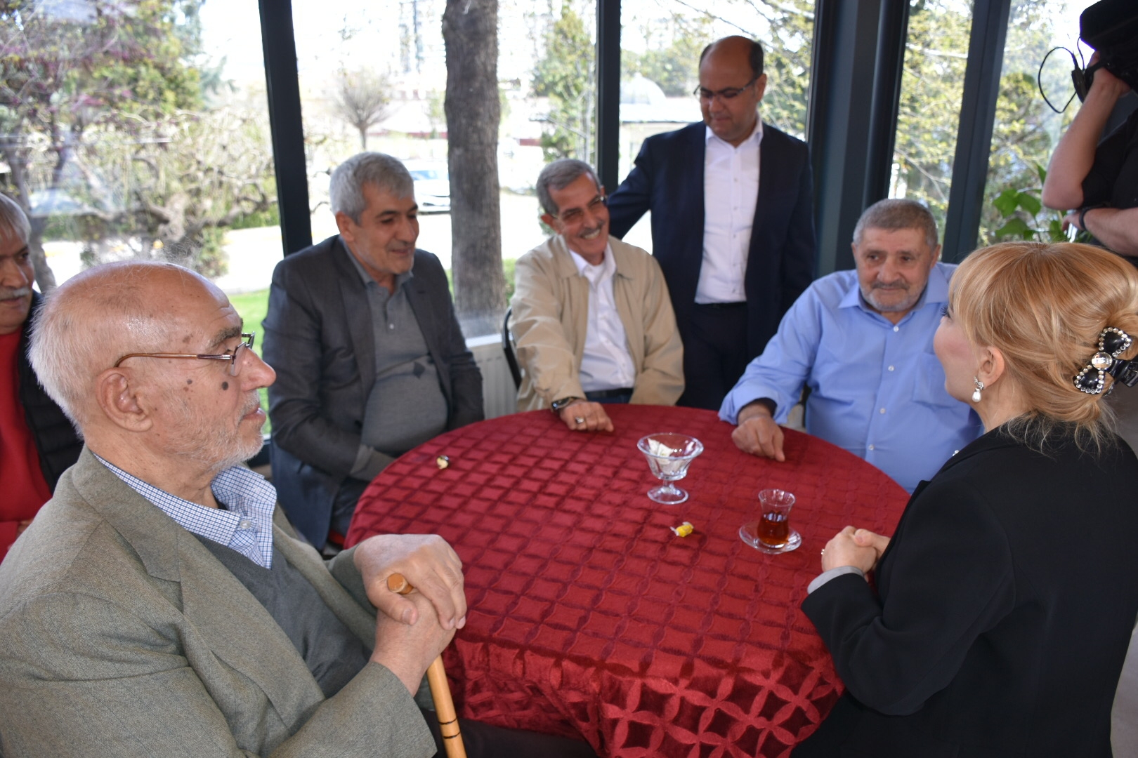BAĞIMSIZ ADAY YASEMİN AÇIK, YAŞLILARI UNUTMADI