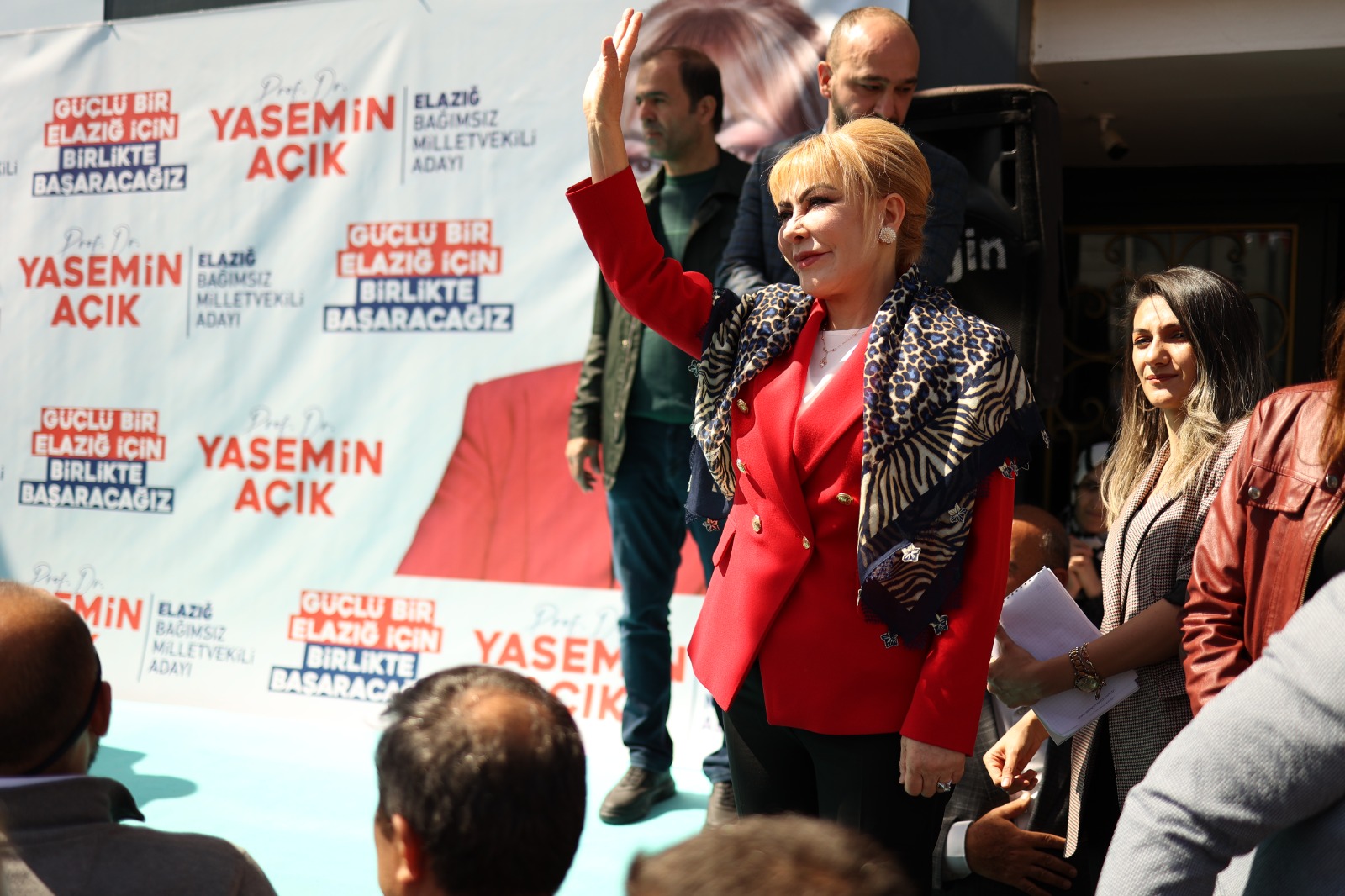 ELAZIĞLILAR BAĞIMSIZ ADAY PROF. DR. YASEMİN AÇIK’I BAĞRINA BASTI
