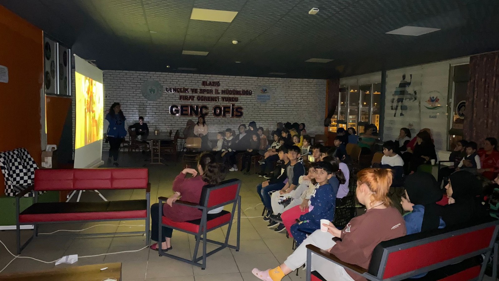 GSB ELAZIĞ YURTLARINDA ÇOCUKLARLA SİNEMA ETKİNLİĞİ GERÇEKLEŞTİRİLDİ