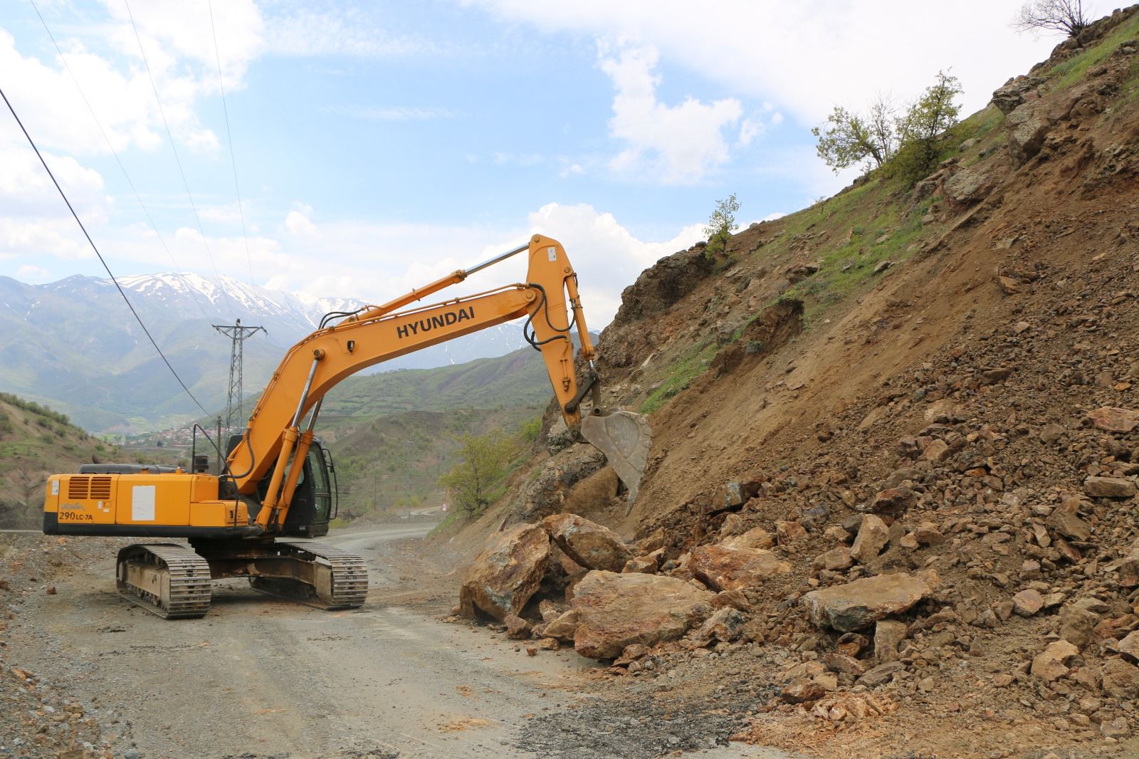 PALU İLÇESİ GÖKDERE-AKBULUT-GEMTEPE GRUP KÖY YOLUNDA YOL GENİŞLETME ÇALIŞMALARI DEVAM EDİYOR