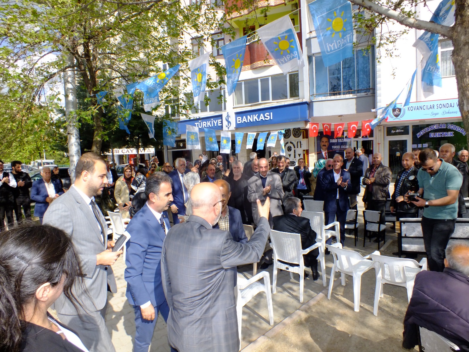 İYİ PARTİ SKM AÇILIŞINDA KONUŞAN SÖNMEZ’E VATANDAŞLARDAN YOĞUN İLGİ