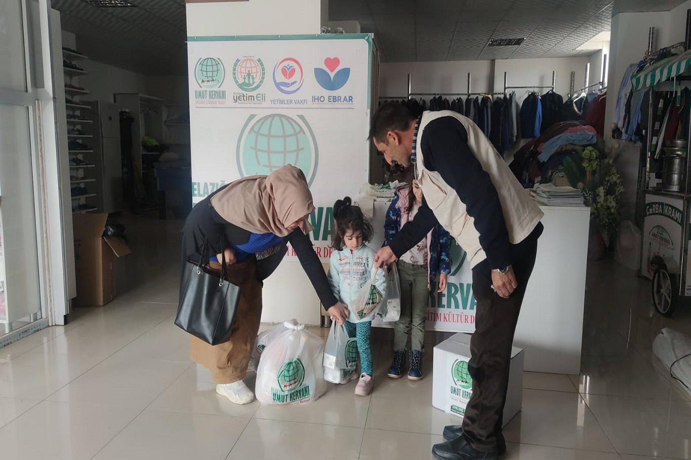 UMUT KERVANI ELAZIĞ TÜM GÖNÜLLÜLERİ İLE DEPREMZEDELERİN YARALARINI SARMAYA ÇALIŞIYOR