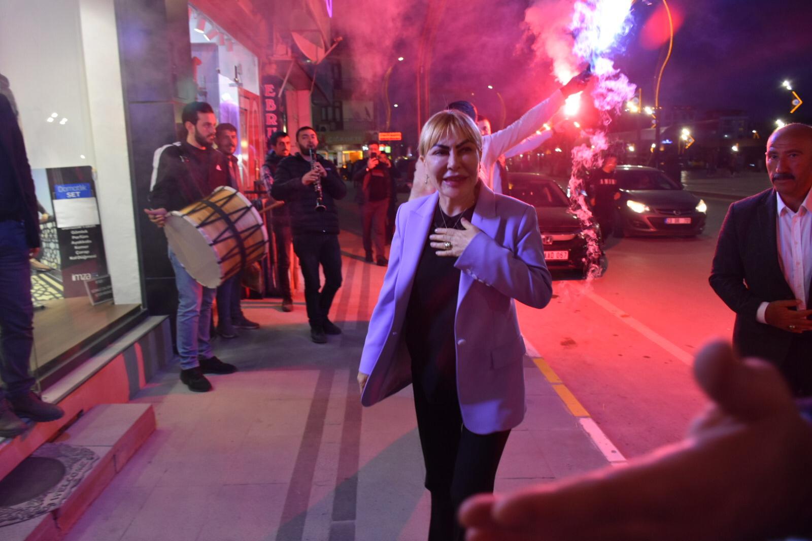 ELAZIĞLILAR, BAĞIMSIZ ADAYI PROF. DR. AÇIK’A SAHİP ÇIKIYOR