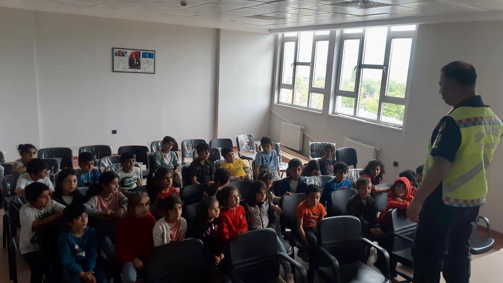 JANDARMA EKİPLERİNDEN KORUK KÖYÜNDEKİ ÖĞRENCİLERE EĞİTİM