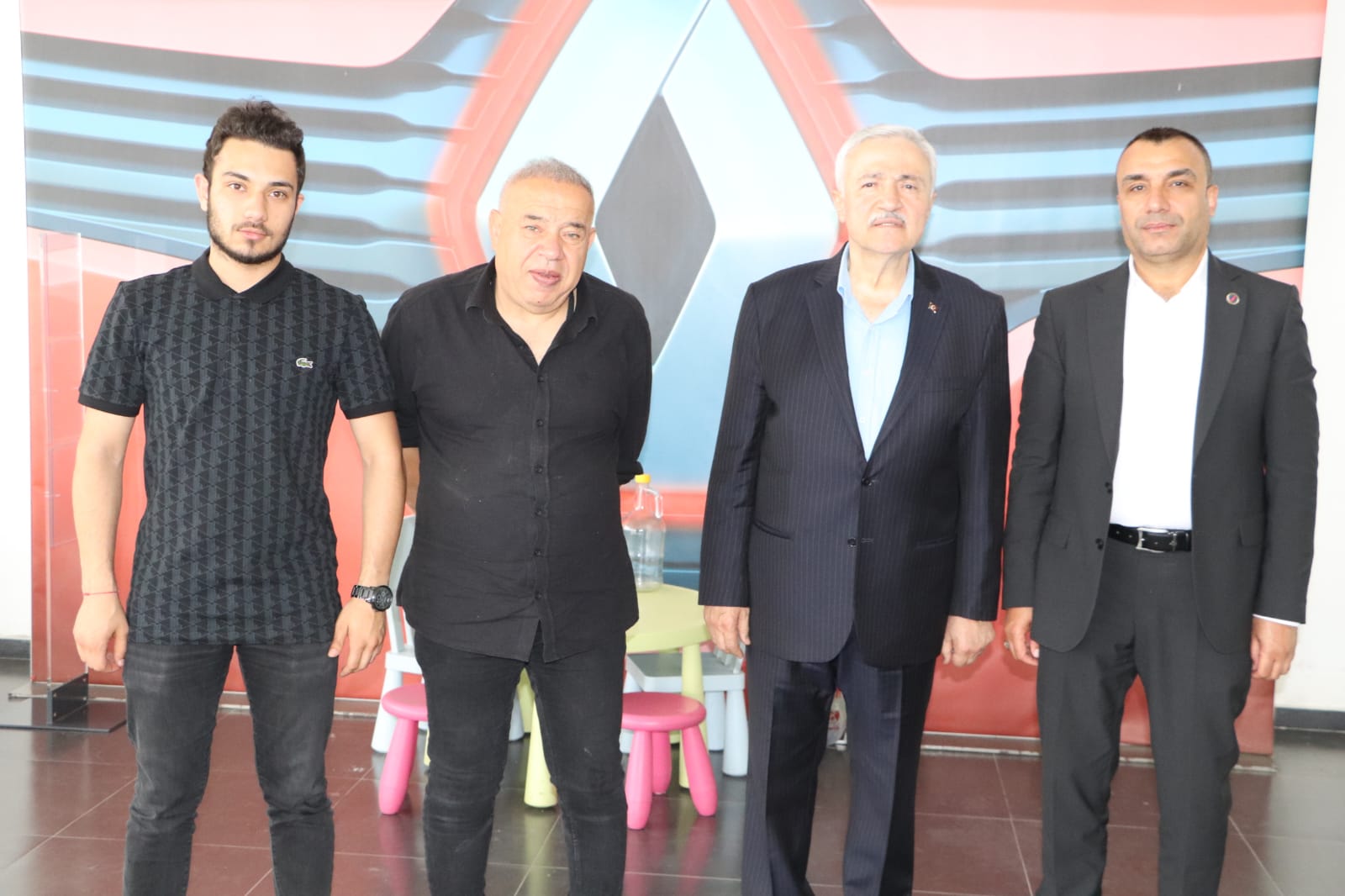 DEMİRBAĞ; “ELAZIĞ, HER ZAMAN CUMHURBAŞKANIMIZA GÜÇLÜ BİR ŞEKİLDE DESTEK VERDİ” DEMİRBAĞ, ESNAFLAR, İŞLETME SAHİPLERİ VE SANAYİCİLERLE BİR ARAYA GELEREK; CUMHURBAŞKANI ERDOĞAN’A DESTEK İSTEDİ