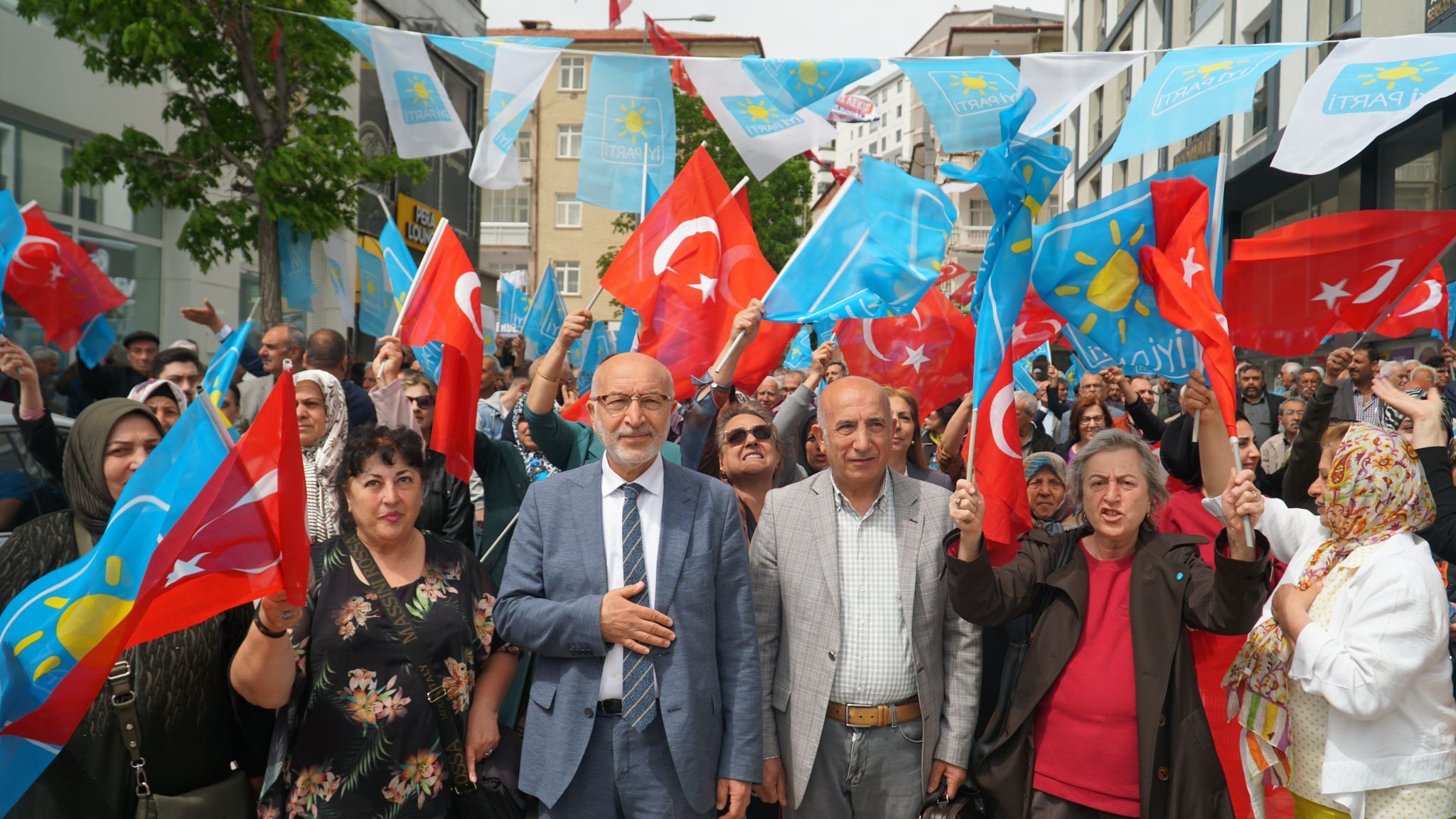 SÖNMEZ’İN PARTİLİLERE SESLENİŞİ KALABALIK BİR MİTİNGE DÖNÜŞTÜ