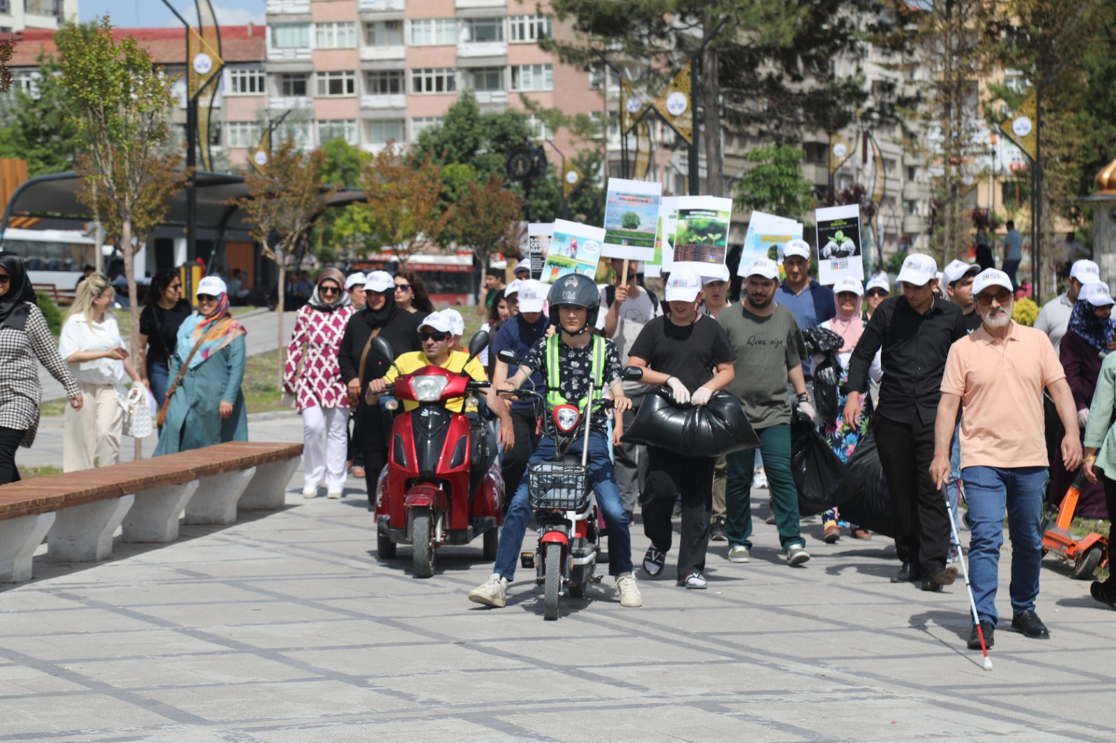 ENGELSİZ YAŞAM MERKEZİ’NDEKİ ÖZEL BİREYLERDEN VATANDAŞLARA ANLAMLI ÇAĞRI