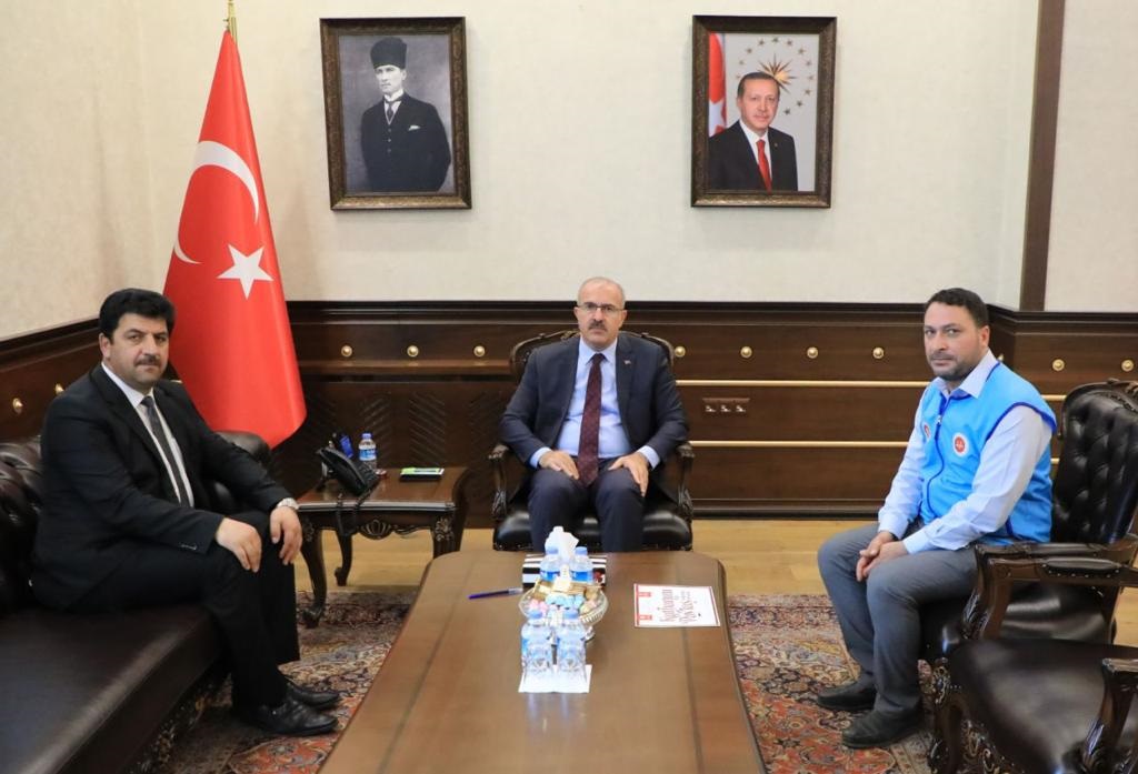 VALİ TORAMAN’DAN “KURBANINI PAYLAŞ KARDEŞİNLE YAKINLAŞ” KAMPANYASINA DESTEK