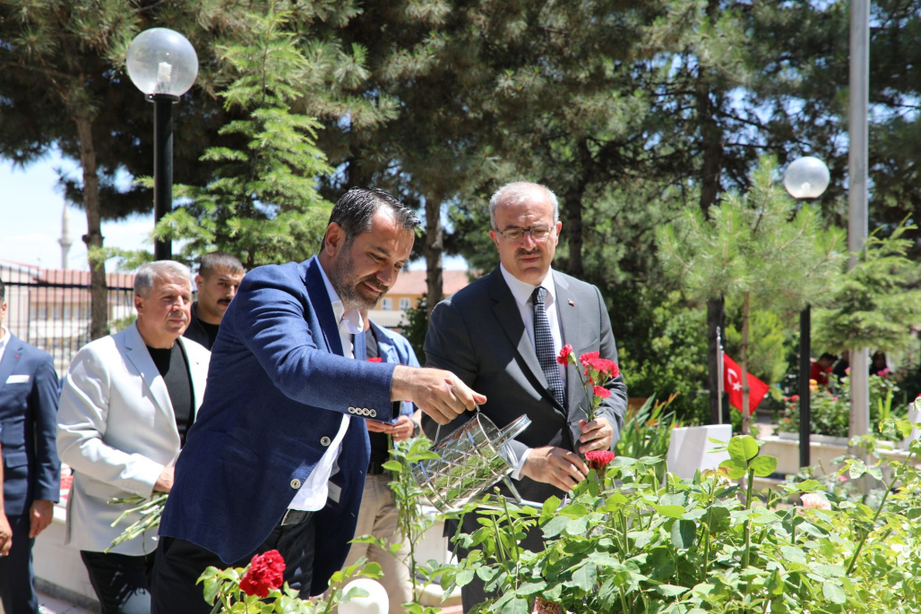 BAŞKAN ŞERİFOĞULLARI, ŞEHİTLİKLERİ ZİYARET ETTİ
