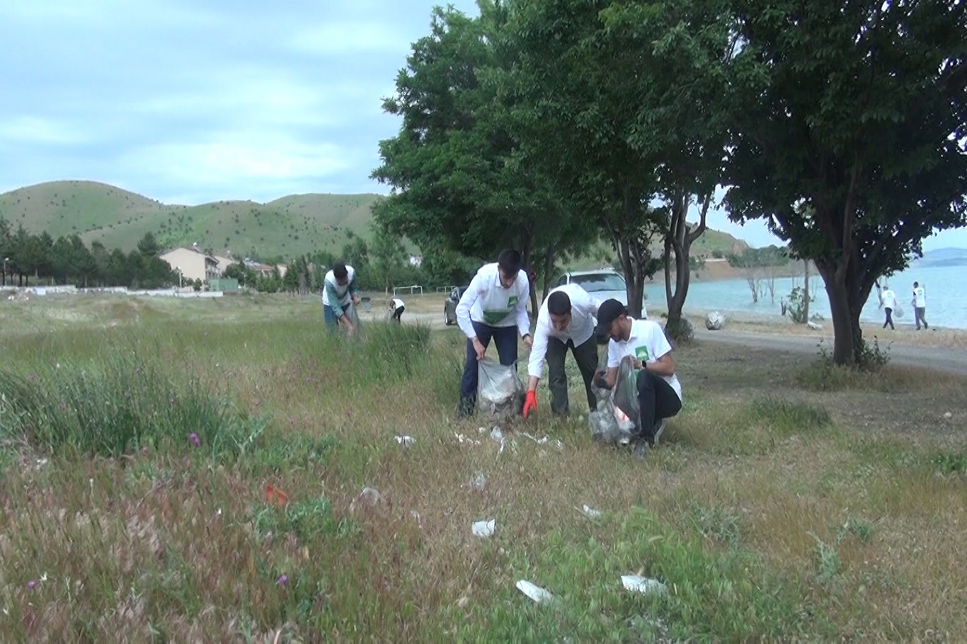 HÜDA PAR Elazığ Gençlik Kolları Sivrice göl kenarında çevre temizliği gerçekleştirdi