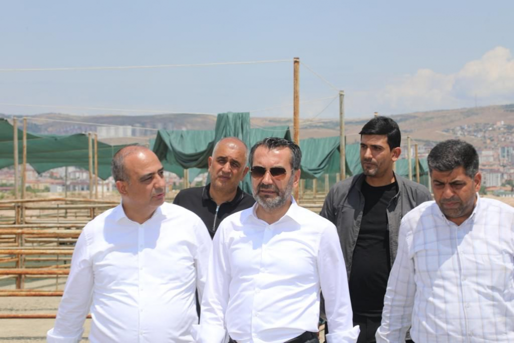BAŞKAN ŞERİFOĞULLARI, KURBAN SATIŞ VE KESİM ALANINDA İNCELEMELERDE BULUNDU