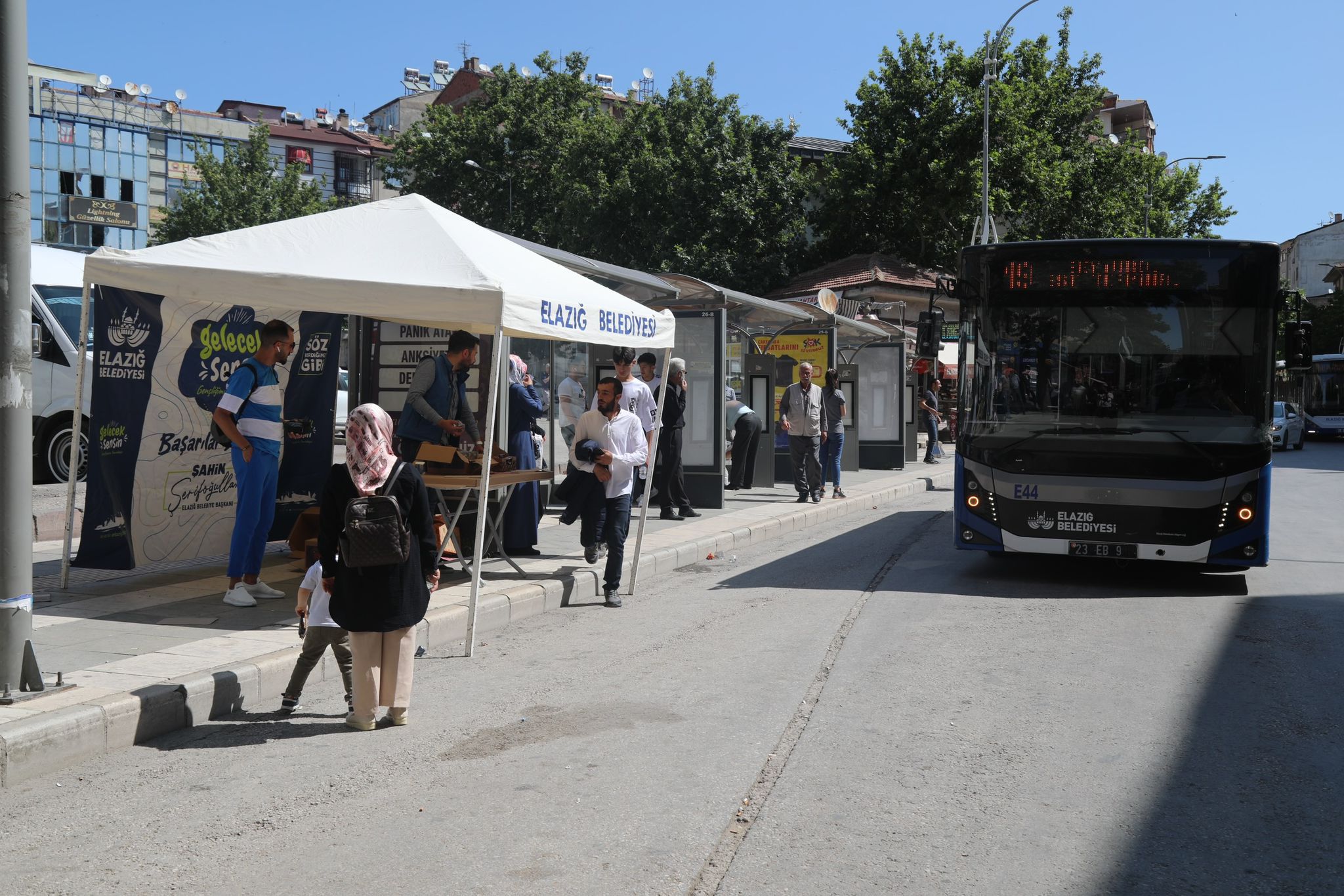 ELAZIĞ BELEDİYESİ’NDEN YKS’YE GİREN GENÇLERE DESTEK:  SINAV NOKTALARINDA İKRAM ÇADIRLARI KURULDU