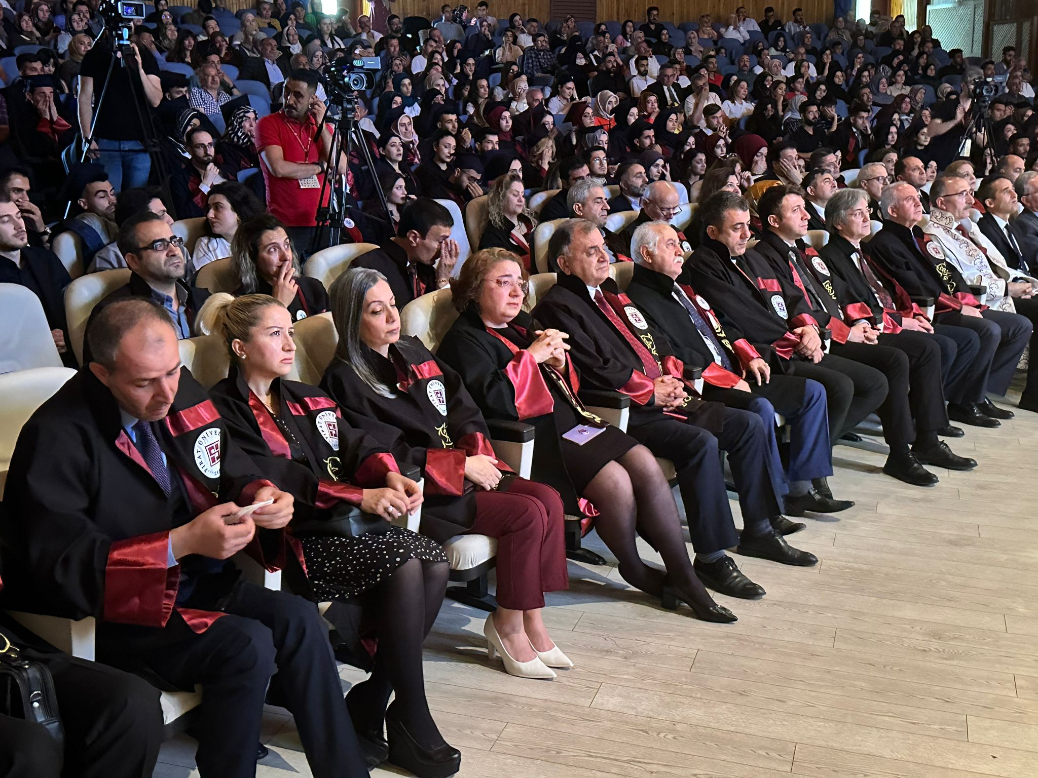 FIRAT ÜNİVERSİTESİ’NDE DUYGUSAL TÖREN! DAVETLİLER GÖZYAŞLARINA BOĞULDU
