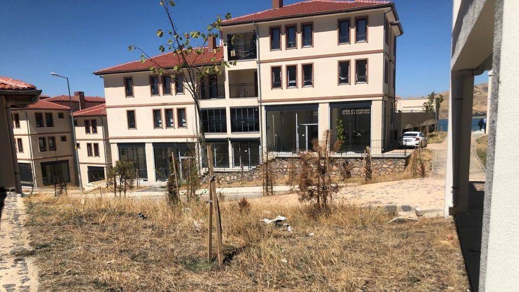 SİVRİCE TOKİ KONUTLARINDA KURUYAN AĞAÇLARA VATANDAŞ TEPKİLİ:”“AĞAÇLARI TEKRAR EKMENİZ İÇİN BAKANIN MI GELMESİ LAZIM?”