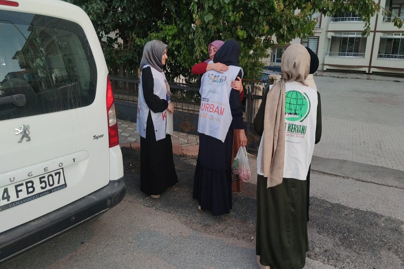 Umut Kervanı Vakfı Elazığ`da Yasin Börü adına kurban eti dağıttı