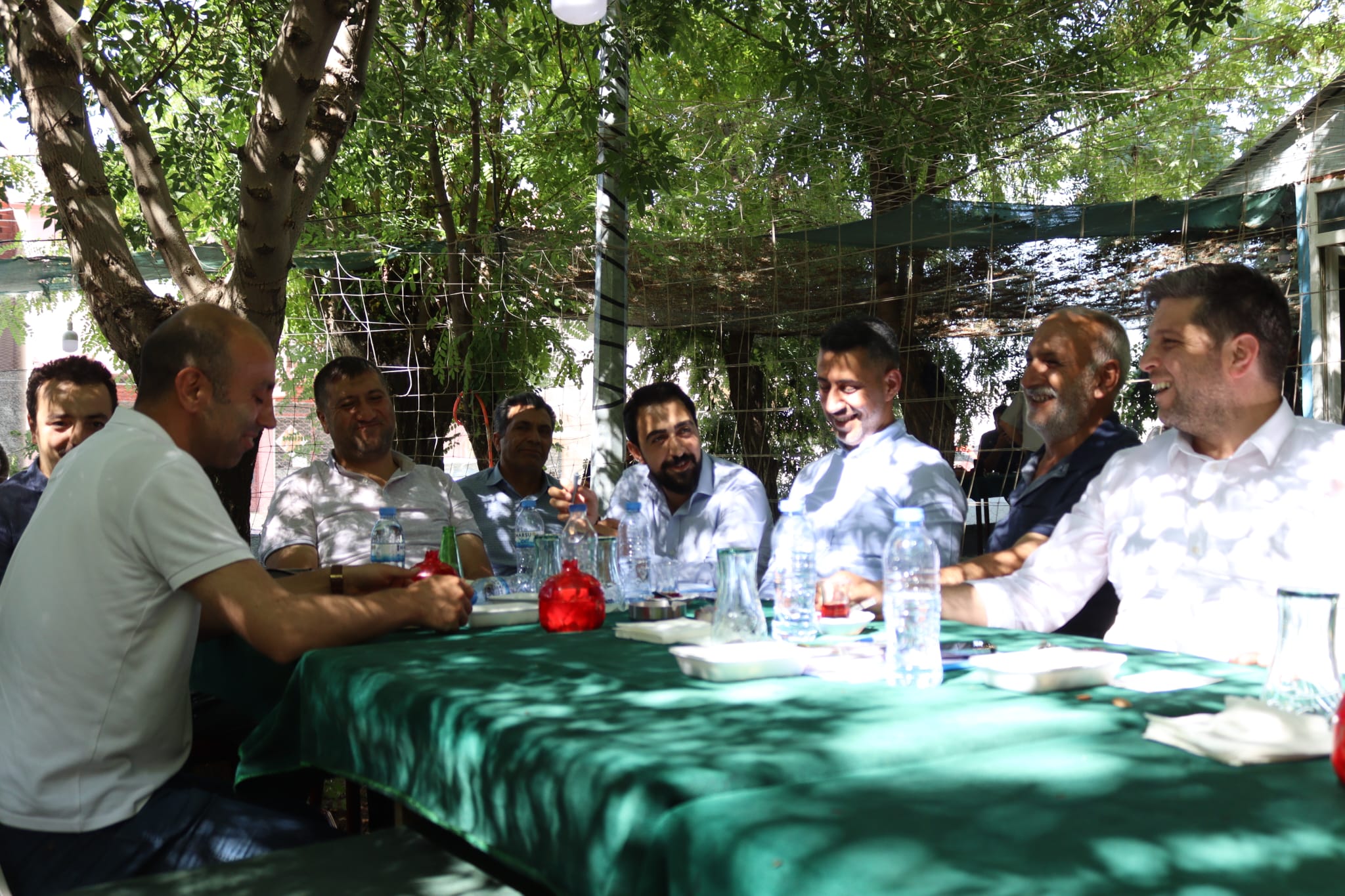 MİLLETVEKİLİ NAZIRLI SAMİMİ DAVRANIŞLARIYLA VATANDAŞLARIN İLGİSİNİ ÇEKTİ