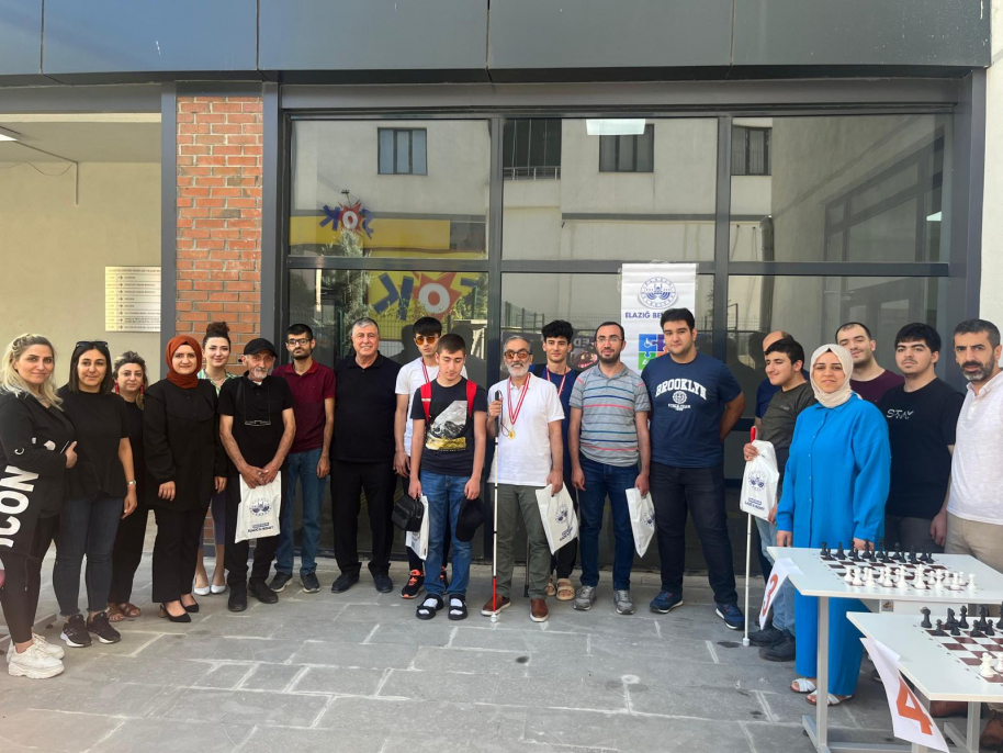 ELAZIĞ BELEDİYESİ ENGELSİZ YAŞAM MERKEZİ’NDE DÜZENLENEN SATRANÇ TURNUVASINDA HEYECAN DOLU ANLAR YAŞANDI
