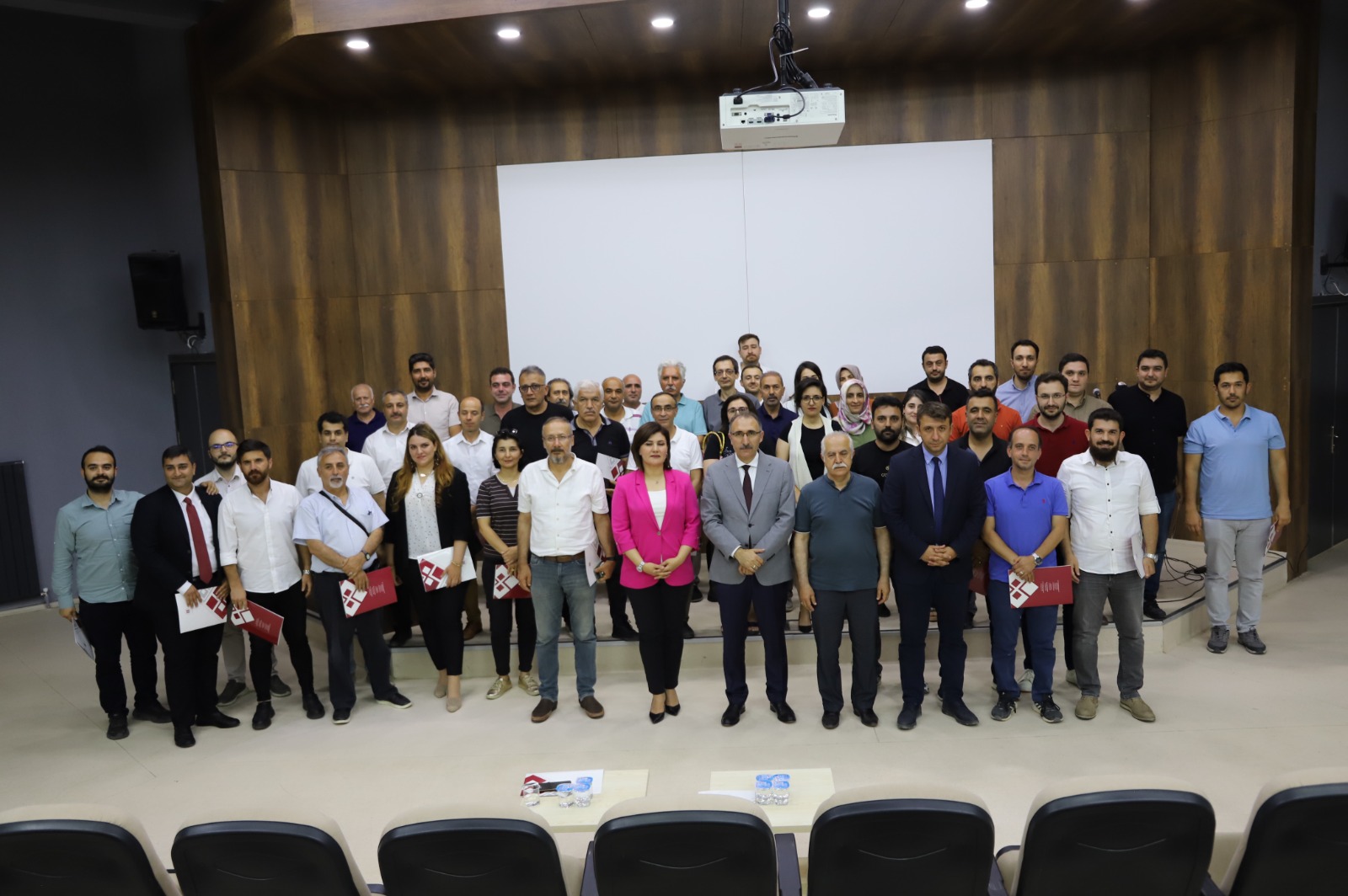 FIRAT ÜNİVERSİTESİ TARAFINDAN DEPREM BÖLGESİNDE BİNA İNCELEMELERİNDE BULUNAN TEKNİK PERSONELLERE TEŞEKKÜR BELGESİ VERİLDİ