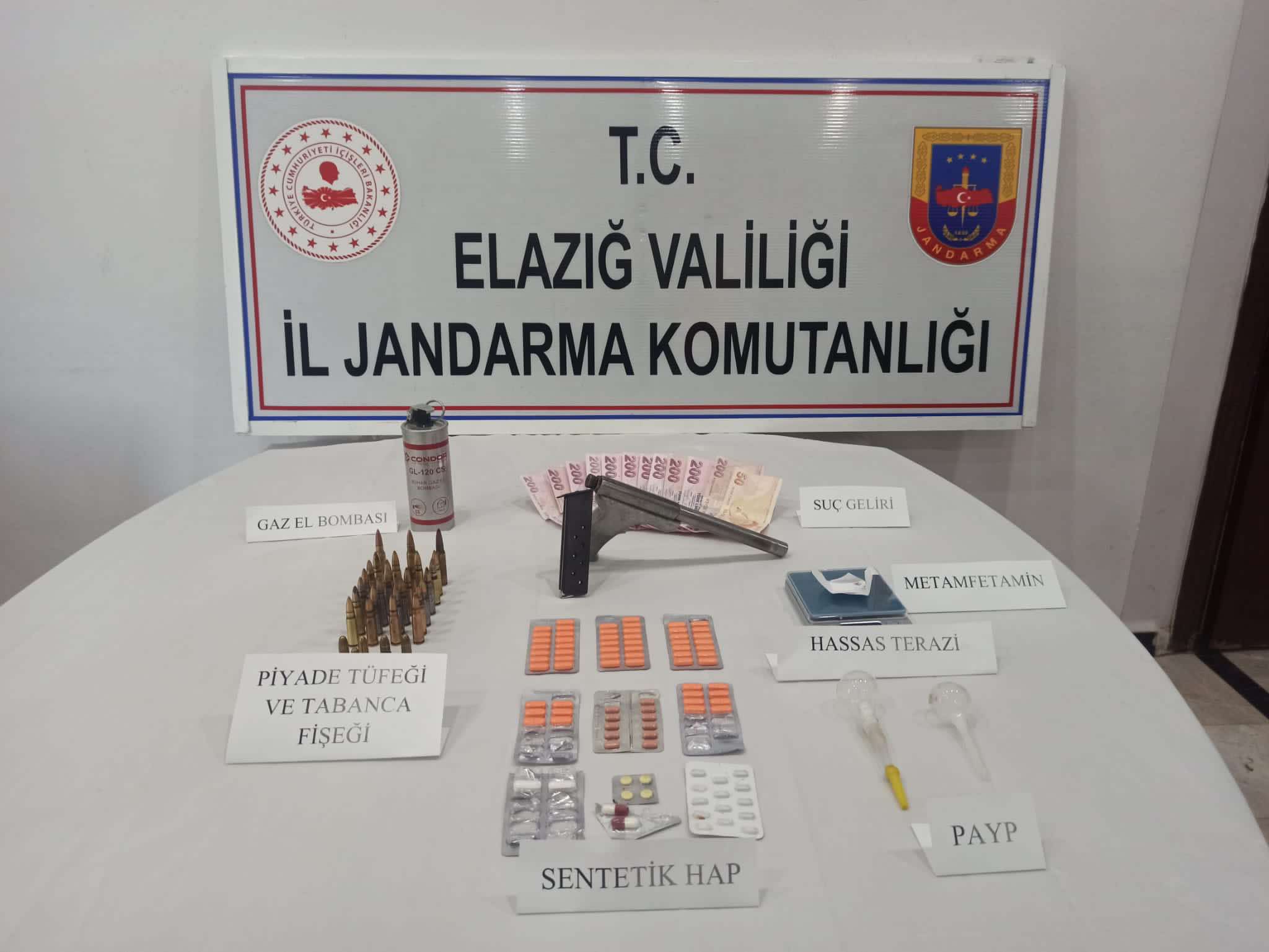JANDARMA EKİPLERİNİN YAKALADIĞI ŞÜPHELİNİN EVİNDEN, SİLAH, EL BOMBASI VE UYUŞTURUCU ÇIKTI