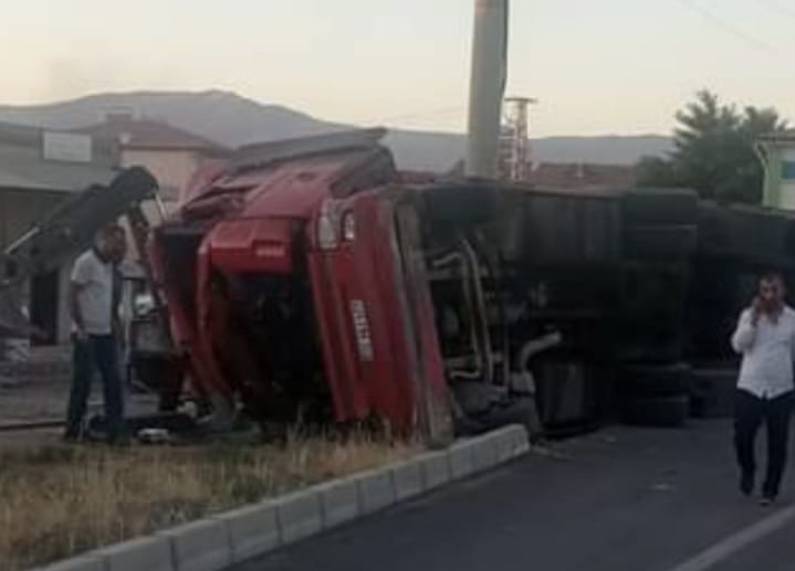 YURTBAŞI BELDESİ’NDE HAYVAN TAŞIYAN ARAÇ YAN YATTI, 10 HAYVAN ÖLDÜ