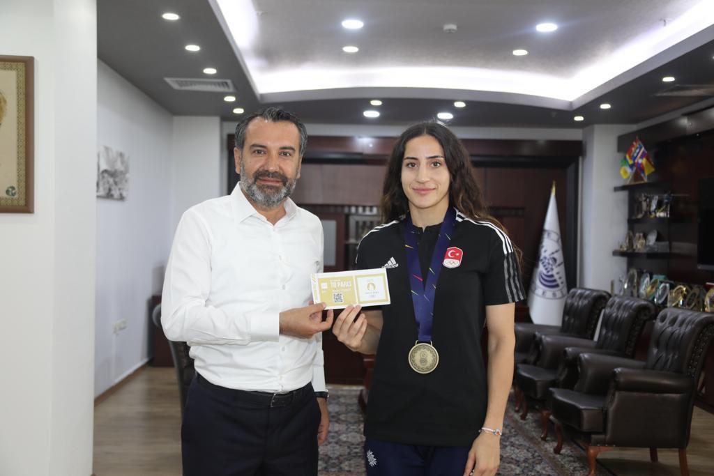 ELAZIĞ BELEDİYESPOR’UN OLİMPİYAT VİZELİ BOKSÖRÜ GİZEM ÖZER, GÜNEY KORE YOLCUSU
