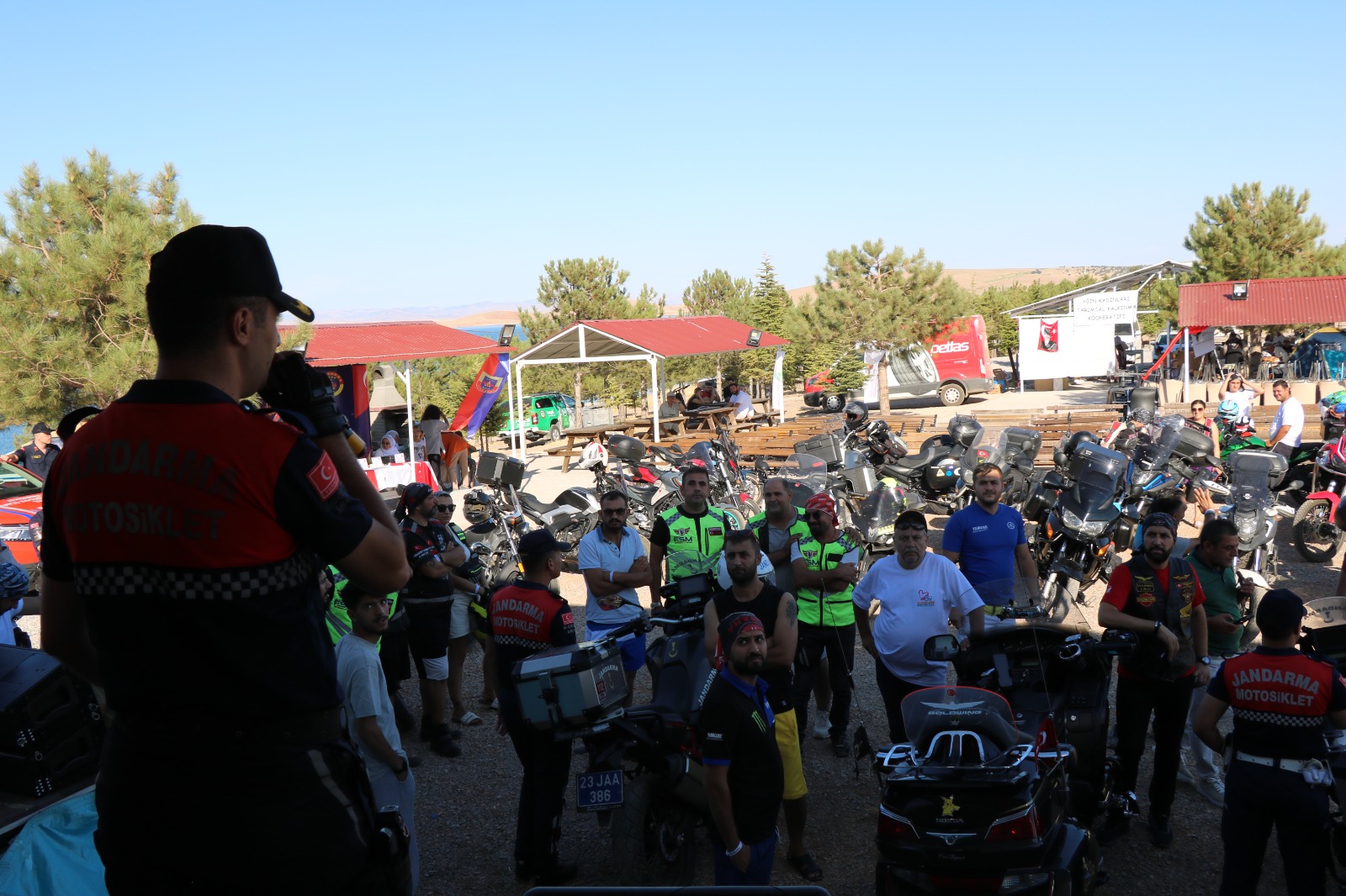 JANDARMA MOTOSİKLETLİ TİMLERİ TARAFINDAN AĞIN MOTOFEST’E KATILANLARA SEMİNER VERİLDİ